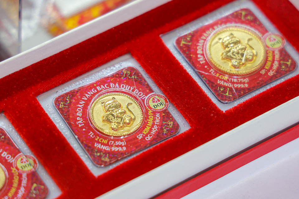 Sản phẩm được mua/bán theo giá vàng miếng SJC và có thể đổi ngang giá với vàng miếng SJC (không tính công chế tác), trọng lượng đa dạng 1 chỉ, 2 chỉ, 5 chỉ… đáp ứng linh hoạt khả năng tài chính của từng khách hàng. (Ảnh: Minh Hiếu/Vietnam+)