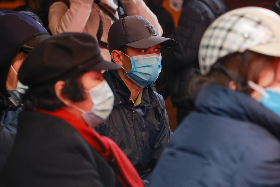 Người dân vẫn duy trì đeo khẩu trang để phòng ngừa COVID-19. (Ảnh: Minh Hiếu/Vietnam+)