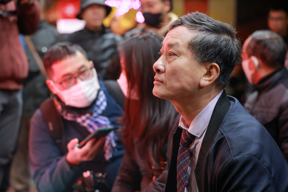 Ông Tô Hòa Bình (68 tuổi, ở Quang Trung, Đống Đa) là người đầu tiên xếp hàng mua vàng tại cửa hàng Bảo tín Minh Châu phố Trần Nhân Tông vào lúc 3 giờ 10 phút sáng. (Ảnh: Minh Hiếu/Vietnam+)