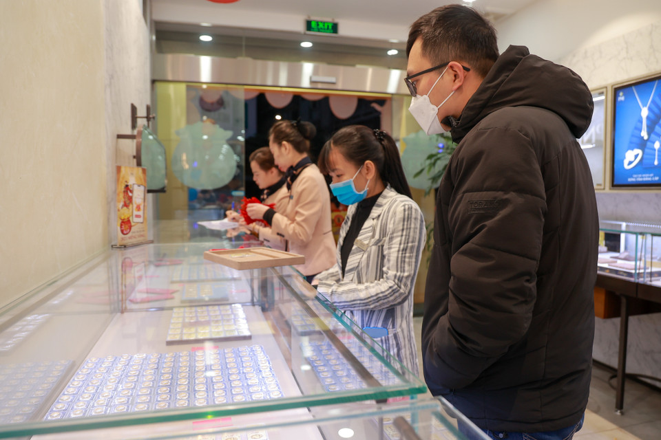 Năm nay, các đơn vị kinh doanh trang sức, vàng bạc cho ra nhiều sản phẩm với mẫu mã đa dạng, bắt mắt để phục vụ người dân. (Ảnh: Minh Hiếu/Vietnam+)