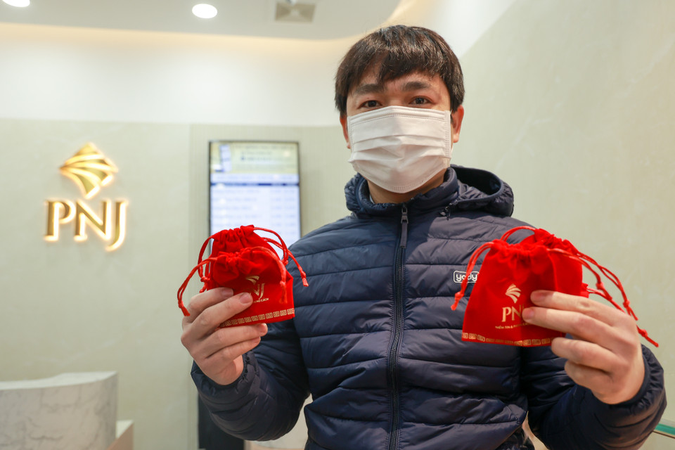 Anh Đào Việt Dương (quận Hai Bà Trưng) mua 5,5 chỉ vàng để lấy may trong ngày vía Thần Tài. Anh cho biết đây đã là năm thứ 5 anh đi mua vàng cầu may mắn, sung túc. (Ảnh: Minh Hiếu/Vietnam+)