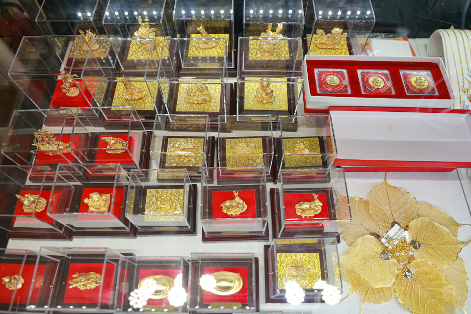 Đại diện DOJI cho biết doanh nghiệp tung ra 450.000 sản phẩm vàng đa dạng với thiết kế sang trọng, tinh tế, giàu ý nghĩa để phục vụ nhu cầu mua vàng của người dân cả nước, giúp thu hút may mắn, tài lộc trong năm Quý Mão. Dự kiến nhu cầu mua sắm dịp này năm nay tăng 18% so với năm trước. (Ảnh: Minh Hiếu/Vietnam+)