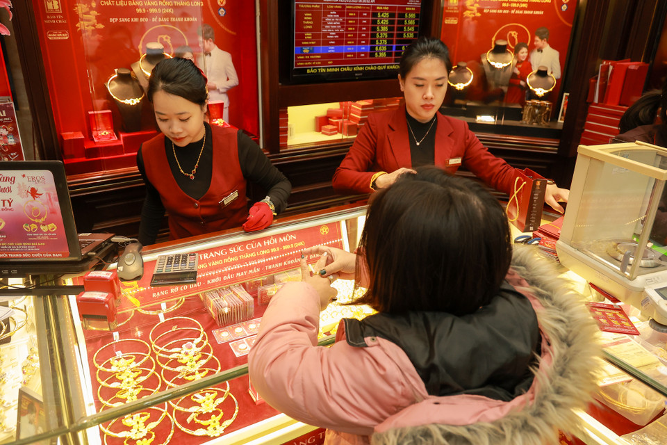 Vào ngày này, hầu như mọi người mua từ 1-2 chỉ để lấy may đầu năm chứ không mua nhiều để đầu tư, tích luỹ. (Ảnh: Minh Hiếu/Vietnam+)
