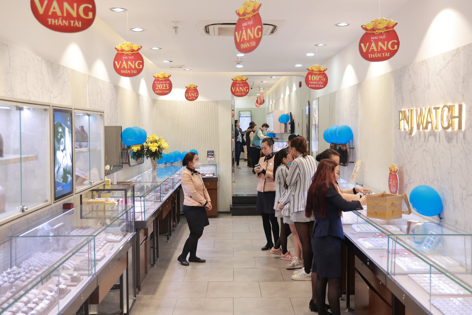 Không khí mua sắm tại cửa hàng vàng bạc đá quý Phú Nhuận (PNJ) Trần Nhân Tông. (Ảnh: Minh Hiếu/Vietnam+)