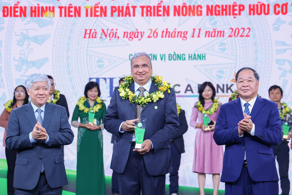 Ông Vijay Kumar Pandey, Chủ tịch Hội đồng quản trị Công ty Cổ phần Thực phẩm sữa TH nhận Cúp “Sản phẩm hữu cơ vì sức khỏe cộng đồng” dành cho sữa tươi TH true MILK Organic. (Ảnh: Minh Hiếu/Vietnam+)