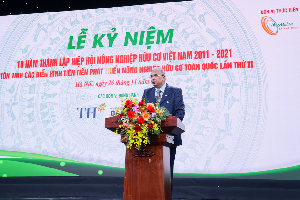 Ông Vijay Kumar Pandey, Chủ tịch Hội đồng quản trị Công ty Cổ phần Thực phẩm sữa TH, đại diện Tập đoàn TH chia sẻ đơn vị rất vinh dự khi được nhận Cúp vàng“Sản phẩm hữu cơ vì sức khỏe cộng đồng” cũng như sự đánh giá cao từ Hiệp hội Nông nghiệp Hữu cơ Việt Nam, Bộ Nông nghiệp và Phát triển nông thôn và người tiêu dùng về những sản phẩm của mình. (Ảnh: Minh Hiếu/Vietnam+)