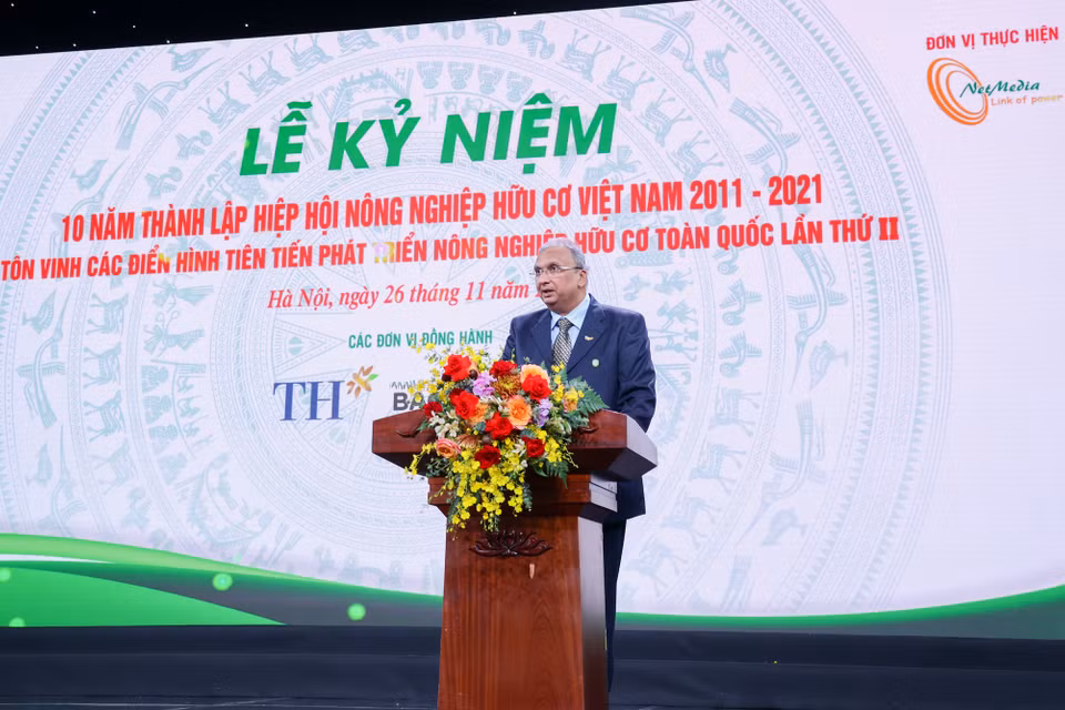 Ông Vijay Kumar Pandey, Chủ tịch Hội đồng quản trị Công ty Cổ phần Thực phẩm sữa TH, đại diện Tập đoàn TH chia sẻ đơn vị rất vinh dự khi được nhận Cúp vàng“Sản phẩm hữu cơ vì sức khỏe cộng đồng” cũng như sự đánh giá cao từ Hiệp hội Nông nghiệp Hữu cơ Việt Nam, Bộ Nông nghiệp và Phát triển nông thôn và người tiêu dùng về những sản phẩm của mình. (Ảnh: Minh Hiếu/Vietnam+)