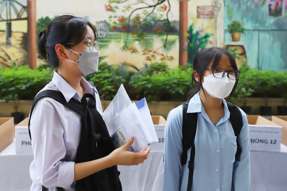 Em Đặng Lê Phương Anh, học sinh trường THCS Hoàng Mai tỏ ra khá hồi hộp trước kỳ thi. “Đây là lần đầu tiên em tham dự một kỳ thi nên có đôi chút hồi hộp. Tuy nhiên em đã ôn bài kỹ nên cũng tự tin vào buổi thi tới,” Phương Anh cho biết. (Ảnh: PV/Vietnam+) 