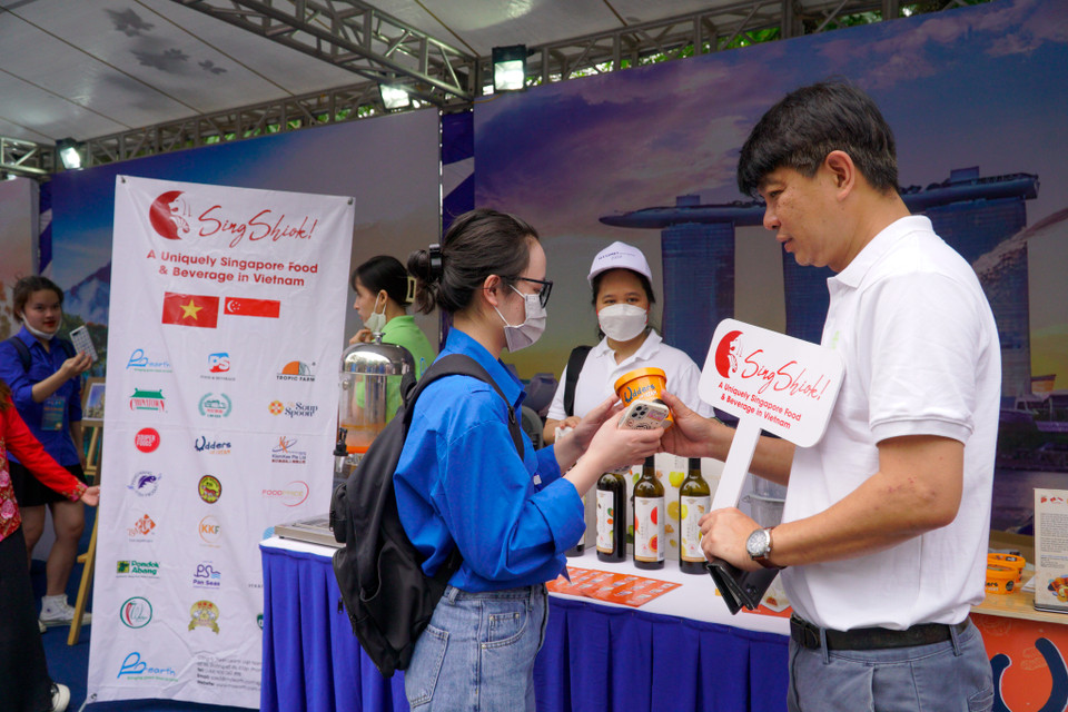 Trải nghiệm sản phẩm truyền thống của Đảo quốc sư tử Singapore. (Ảnh: Minh Hiếu/Vietnam+)