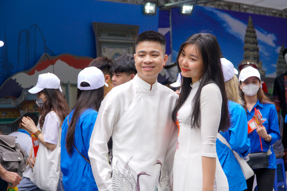Các bạn trẻ trong trang phục áo dài Việt Nam. (Ảnh: Minh Hiếu/Vietnam+)