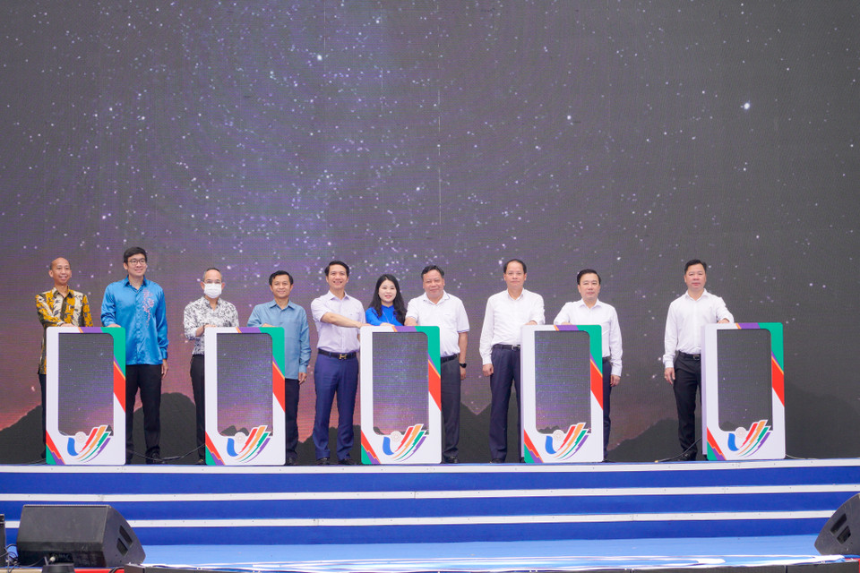 Đại biểu các nước Đông Nam Á cùng đại diện thành phố Hà Nội thực hiện nghi thức phát động Festival. Sự kiện được kỳ vọng sẽ là “cánh cửa” kết nối thanh niên khối các nước Đông Nam Á. (Ảnh: Minh Hiếu/Vietnam+)