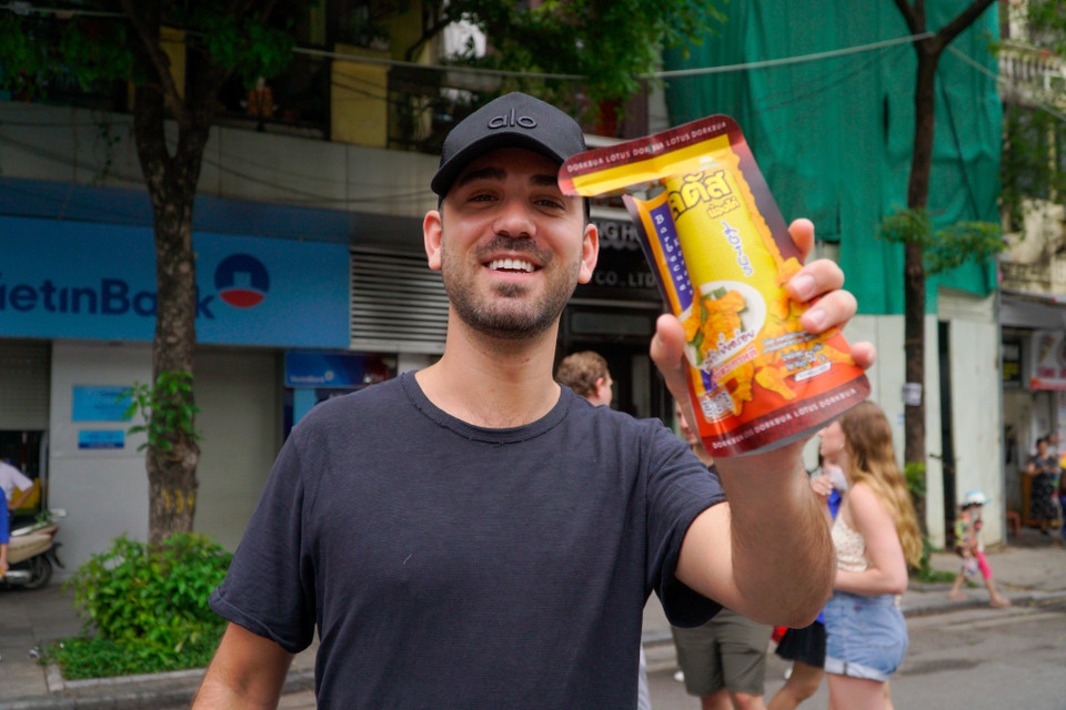 Anh Aaron, du khách Mỹ cho biết rất vui và thích thú khi được trải nghiệm nền ẩm thực của các nước Đông Nam Á tại sự kiện. (Ảnh: Minh Hiếu/Vietnam+) 