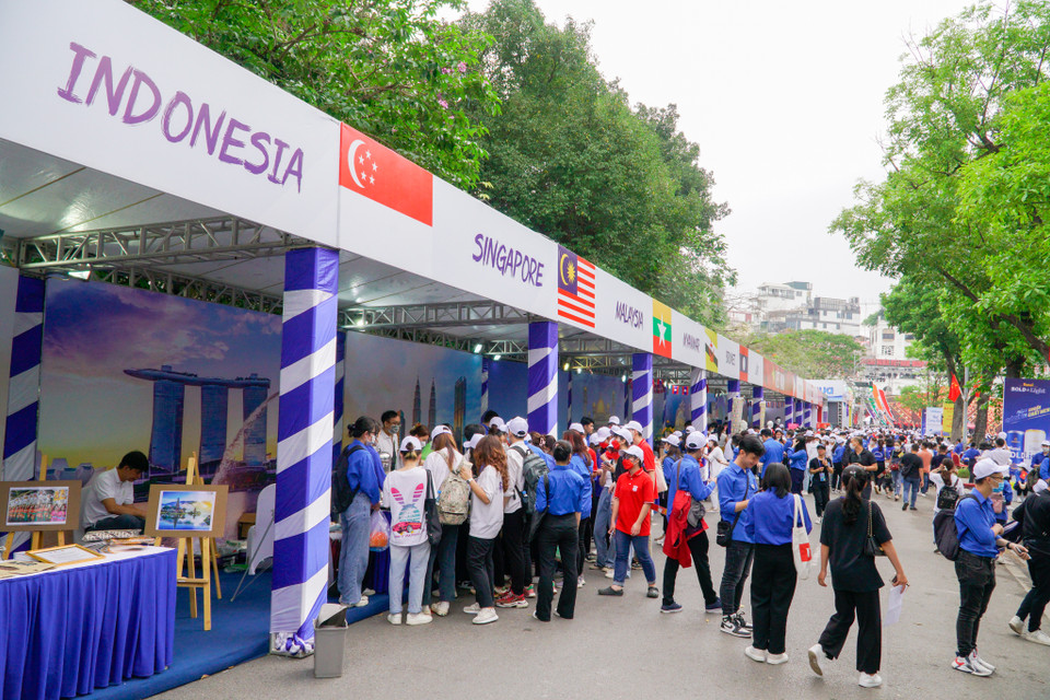 Trong khuôn khổ sự kiện là hàng loạt các sự kiện trải nghiệm đi kèm. Trong đó, gian hàng trình bày Quốc hoa, Quốc phục, văn hóa, ẩm thực… của 11 nước Đông Nam Á thu hút nhiều người đến tham quan. (Ảnh: Minh Hiếu/Vietnam+)