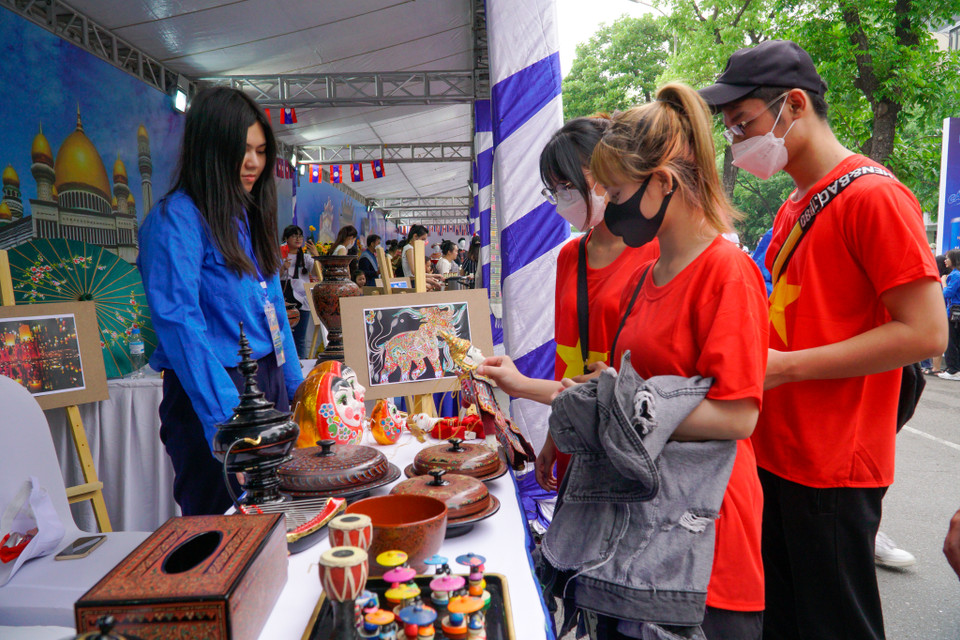 Du khách thăm quan gian hàng, các sản phẩm truyền thống của Myanmar. (Ảnh: Minh Hiếu/Vietnam+)