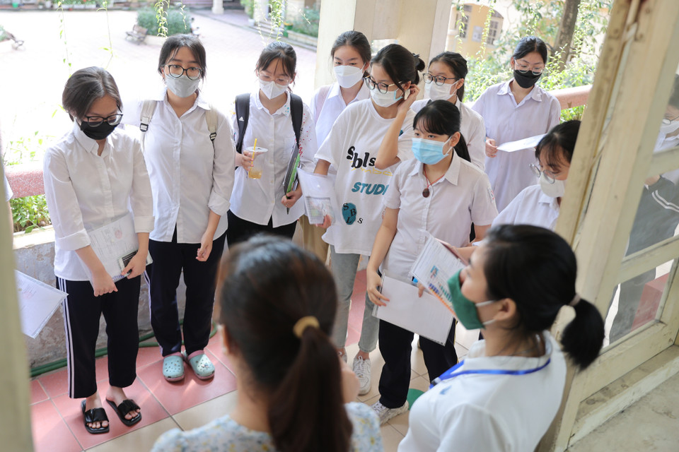 Ngay sau đó, các thí sinh bước vào phòng thi để nghe phổ biến. (Ảnh: PV/Vietnam+)