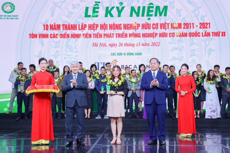 Đại diện của Công ty Cổ phần dược liệu TH (TH Herbals JSC) nhận Cúp “Sản phẩm hữu cơ vì sức khỏe cộng đồng” thứ ba danh dự cho sản phẩm TH true HERBAL. (Ảnh: Minh Hiếu/Vietnam+) 