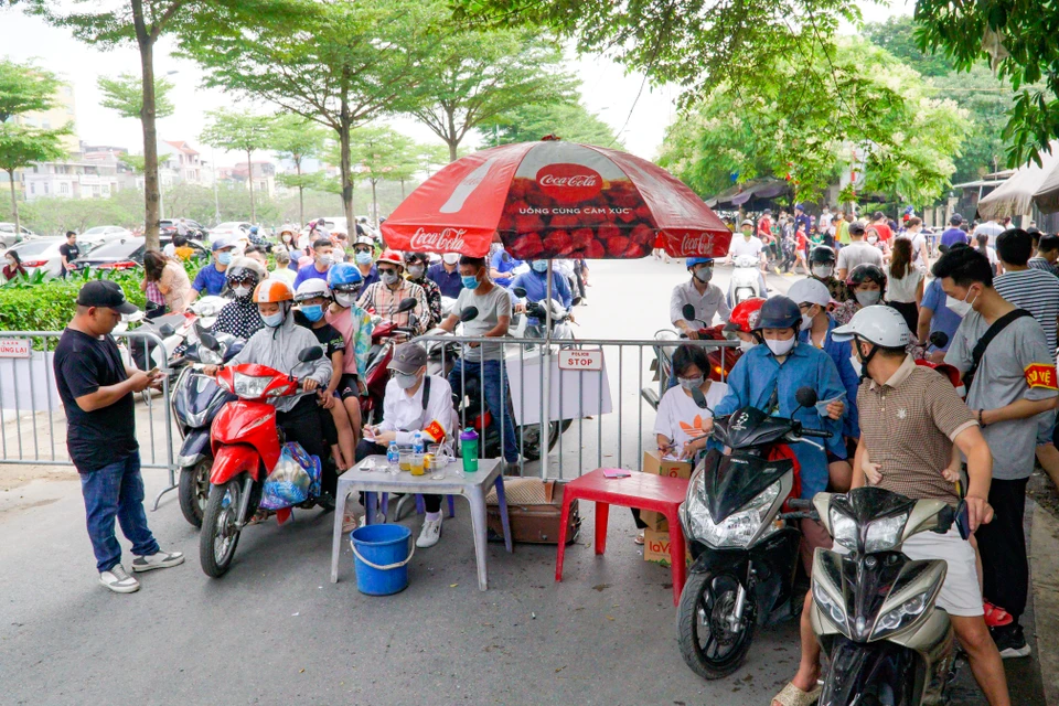 Từ sáng hôm nay (30/4), nhiều gia đình đã tranh thủ ngày nghỉ đưa con đến các điểm vui chơi, giải trí ở Hà Nội. (Ảnh: Minh Hiếu/Vietnam+)