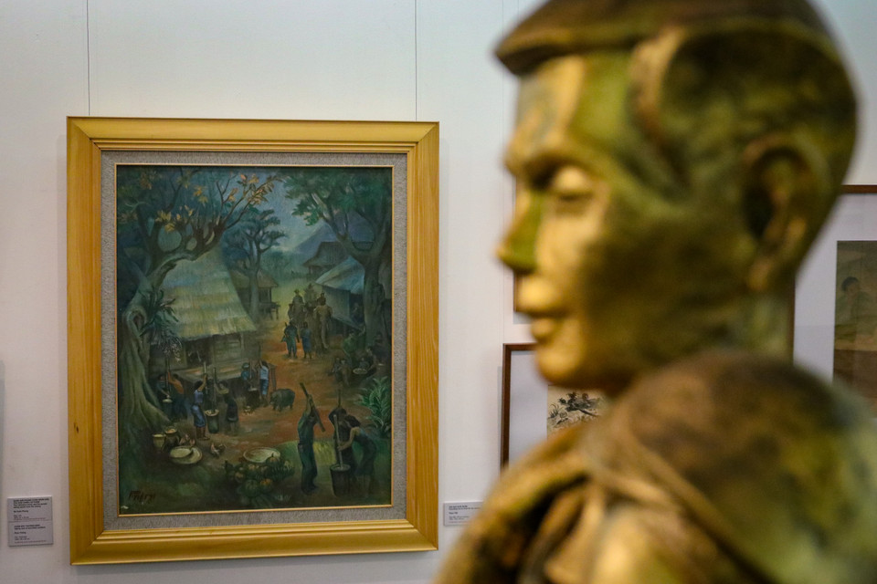 “Triển lãm ‘Còn mãi với thời gian’ là dịp để các họa sĩ bày tỏ quan điểm trân trọng hòa bình, nhớ ơn những người đã anh dũng hy sinh để mang lại cuộc sống bình yên, tươi đẹp cho chúng ta ngày hôm nay. Đây cũng là dịp để mỗi chúng ta tri ân tới những thế hệ họa sỹ, nhà điêu khắc đã tham gia kháng chiến và vẫn còn mang trên mình vết thương do chiến tranh để lại,” ông Nguyễn Anh Minh, giám đốc Bảo tàng Mỹ thuật Việt Nam cho biết. (Ảnh: Minh Hiếu/Vietnam+)