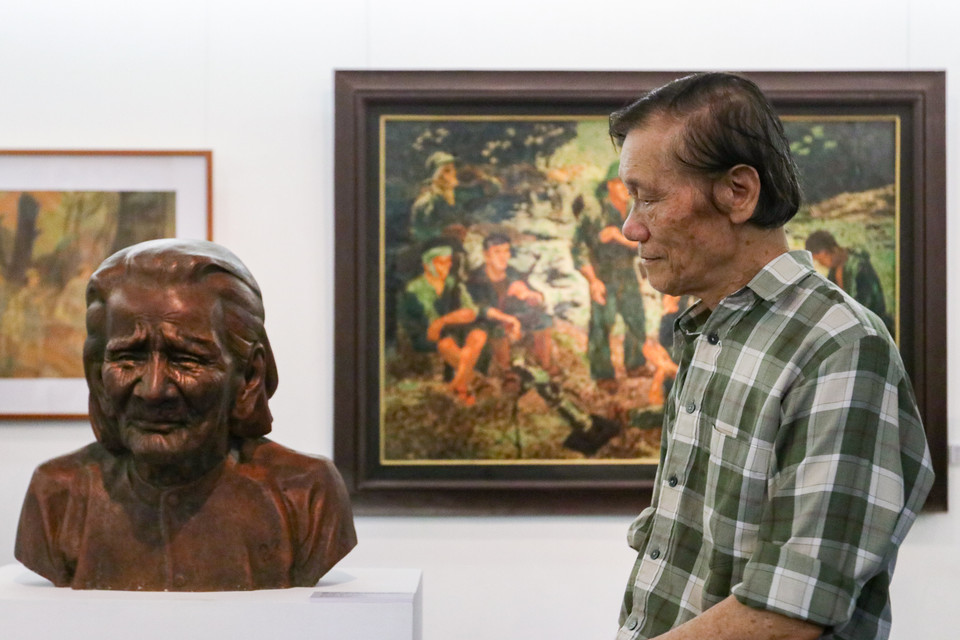 Ông Phạm Nguyên Hùng (Chương Dương, Hoàn Kiếm) xúc động như nhìn thấy được cả một giai đoạn lịch sử của dân tộc, thấy được sự tàn phá khốc liệt của chiến tranh qua các tác phẩm được trưng bày tại triển lãm. Ông đánh giá các tác phẩm dù nhiều phong cách và cách nhìn khác nhau nhưng đều thể hiện được đời sống và hình tượng người lính lạc quan trong thời chiến. (Ảnh: Minh Hiếu/Vietnam+)