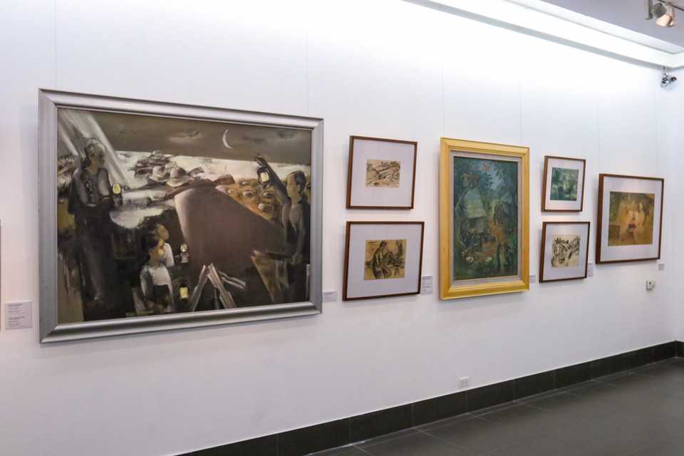 Bên cạnh các tác phẩm trên, một số các họa sỹ khác đã trực tiếp cầm súng và ghi lại những khoảnh khắc chân thật và sống động về hình ảnh người lính anh dũng, kiên cường trong chiến đấu, như các ký họa: Mở đường thẳng lợi (họa sĩ Ngô Mạnh Lân), Nuôi quân (họa sĩ Nguyễn Trọng Hợp), Rừng cười (họa sĩ Nguyễn Trường Linh)... (Ảnh: Minh Hiếu/Vietnam+)