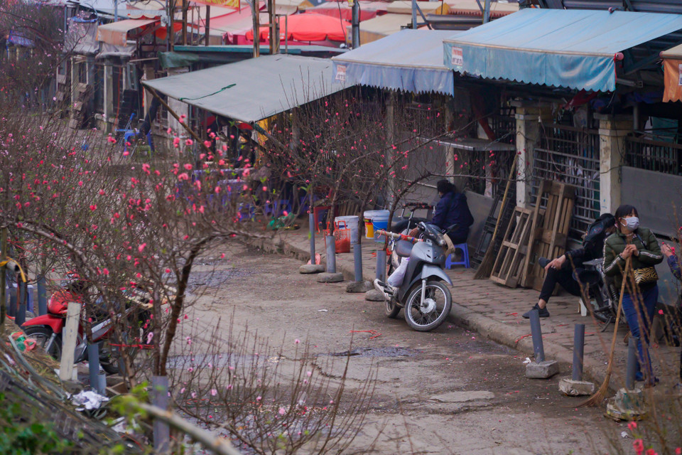 Nhiều tiểu thương hy vọng từ giờ cho đến ngày Rằm lượng khách sẽ cải thiện hơn. (Ảnh: Minh Hiếu/Vietnam+)