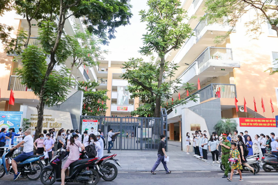 Còn tại điểm trường Trung học cơ sở Ngô Sĩ Liên (quận Hoàn Kiếm) các thí sinh cũng đã có mặt đầy đủ. Hôm nay tại điểm trường này có 481 thí sinh với 23 phòng thi và 2 phòng dự phòng, 73 cán bộ coi thi. (Ảnh: PV/Vietnam+)