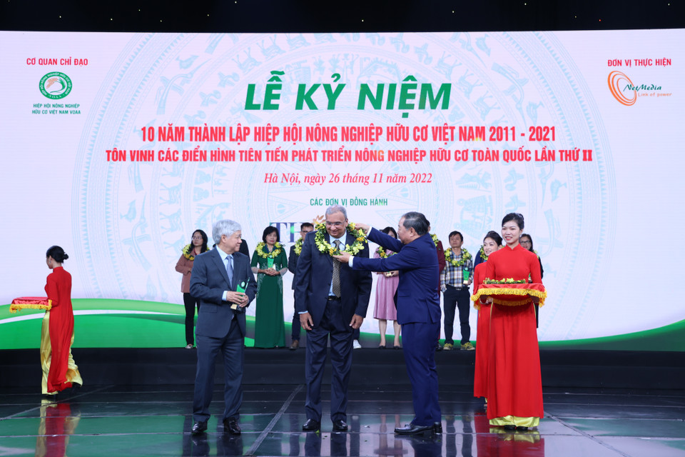 Trong số các doanh nghiệp được vinh danh, Tập đoàn TH nổi bật khi được tôn vinh là điển hình tiên tiến phát triển nông nghiệp hữu cơ Việt Nam và nhận ba Cúp “Sản phẩm hữu cơ vì sức khỏe cộng đồng” dành cho sữa tươi TH true MILK Organic, rau quả FVF và các thảo dược sử dụng làm nguyên liệu cho sản phẩm TH true HERBAL. (Ảnh: Minh Hiếu/Vietnam+) 