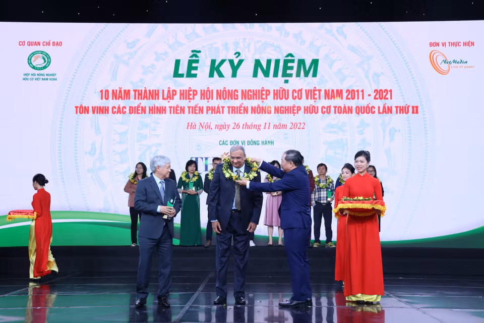 Trong số các doanh nghiệp được vinh danh, Tập đoàn TH nổi bật khi được tôn vinh là điển hình tiên tiến phát triển nông nghiệp hữu cơ Việt Nam và nhận ba Cúp “Sản phẩm hữu cơ vì sức khỏe cộng đồng” dành cho sữa tươi TH true MILK Organic, rau quả FVF và các thảo dược sử dụng làm nguyên liệu cho sản phẩm TH true HERBAL. (Ảnh: Minh Hiếu/Vietnam+) 