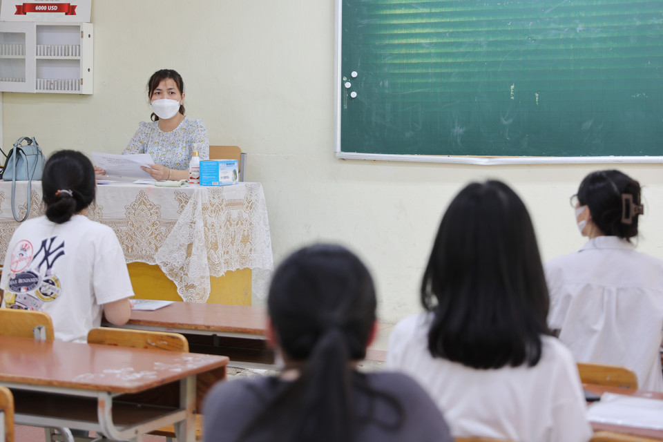 Theo quy chế tuyển sinh vào lớp 10 do Sở Giáo dục và đào tạo quy định, thí sinh chỉ được mang vào phòng thi bút viết, bút chì, compa, tẩy, thước kẻ, thước tính, máy tính bỏ túi không có chức năng soạn thảo văn bản, không có thẻ nhớ và không thể truyền, nhận thông tin, tín hiệu âm thanh, hình ảnh trực tiếp... (Ảnh: PV/Vietnam+)