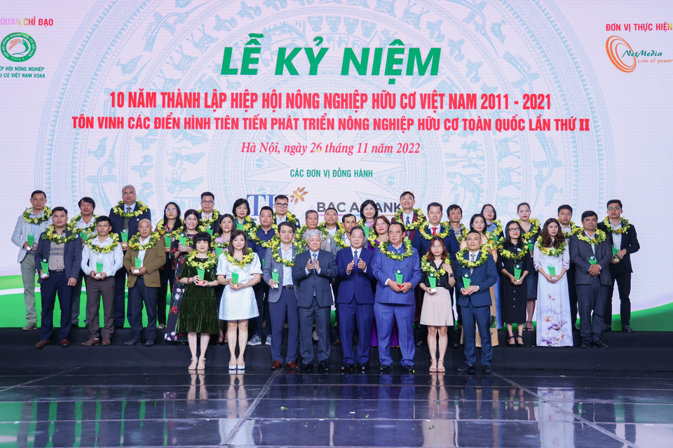 Các doanh nghiệp được vinh danh tại Cúp “Sản phẩm hữu cơ vì sức khỏe cộng đồng.” (Ảnh: Minh Hiếu/Vietnam+)