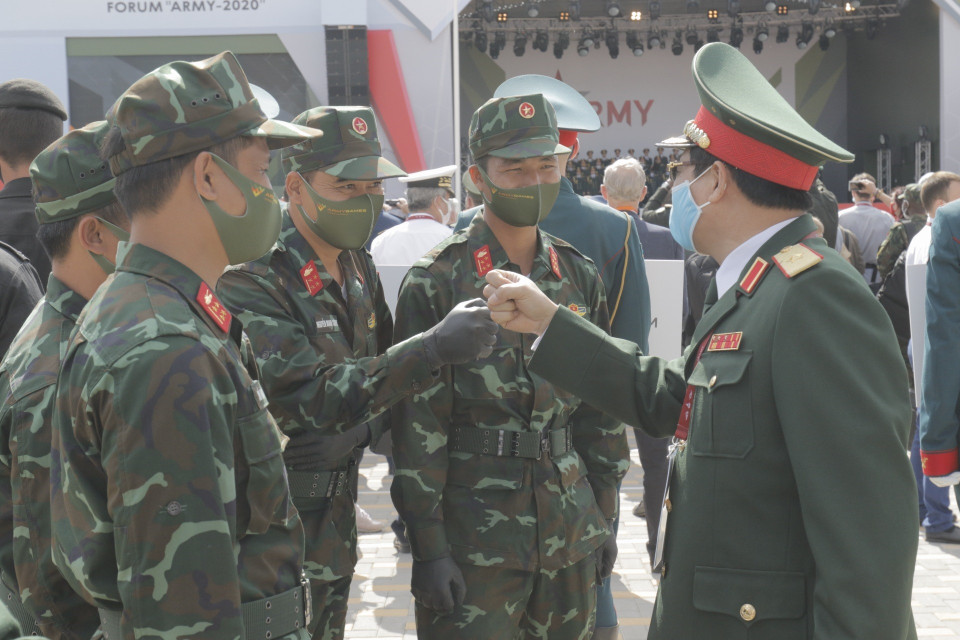 Lãnh đạo Bộ Quốc phòng Việt Nam động viên cán bộ chiến sỹ thi đấu tốt tại Hội thao quân sự quốc tế Moskva 2020. (Ảnh: TTXVN)