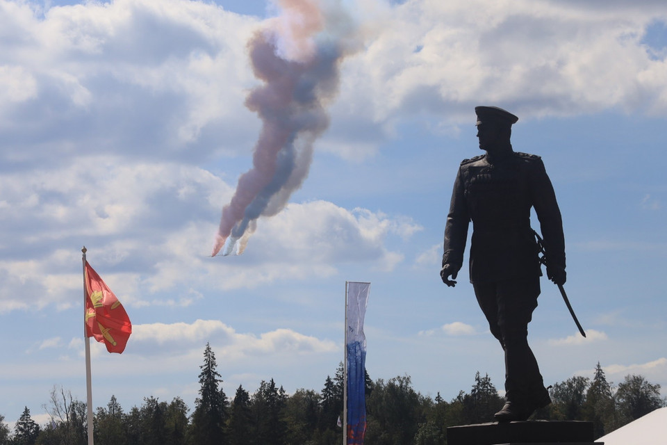 Đội bay Su-25 bay trình diễn chào mừng lễ khai mạc Hội thao. (Ảnh: TTXVN)