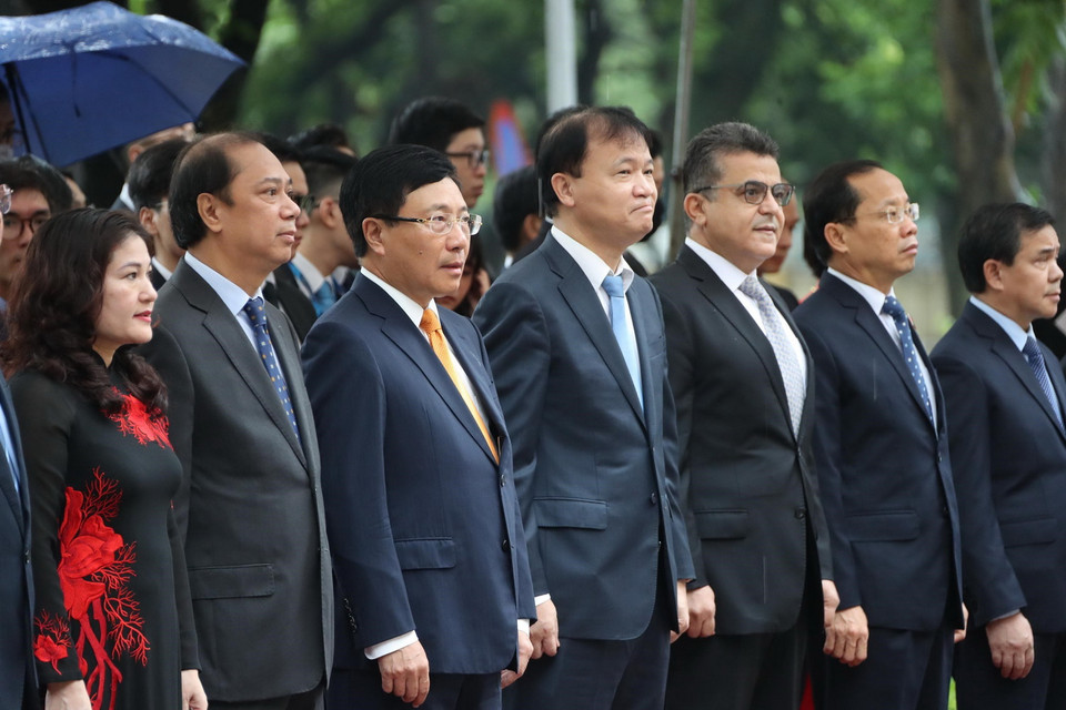 Phó Thủ tướng, Bộ trưởng Bộ Ngoại giao Phạm Bình Minh và các đại biểu dự Lễ Thượng cờ ASEAN. (Ảnh: Lâm Khánh/TTXVN)