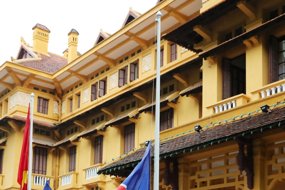 Lực lượng tiêu binh thực hiện nghi thức thượng cờ ASEAN. (Ảnh: Lâm Khánh/TTXVN)