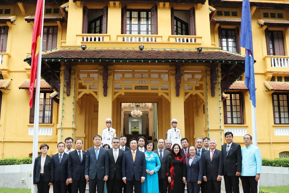 Phó Thủ tướng, Bộ trưởng Bộ Ngoại giao Phạm Bình Minh và các đại biểu dự Lễ Thượng cờ ASEAN. (Ảnh: Lâm Khánh/TTXVN)