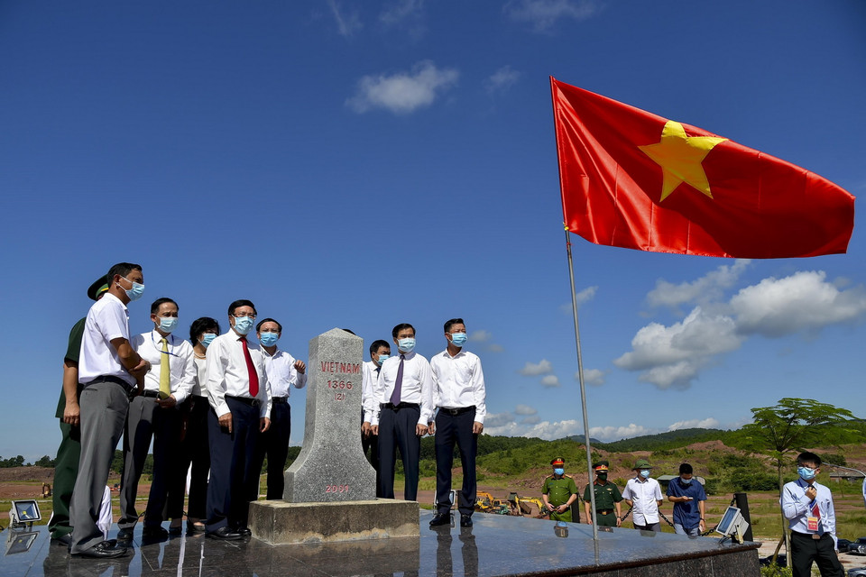  Phó Thủ tướng, Bộ trưởng Ngoại giao Phạm Bình Minh kiểm tra cầu phao tạm và điểm sụt lún trên biên giới tại mốc 1366. (Ảnh: TTXVN)
