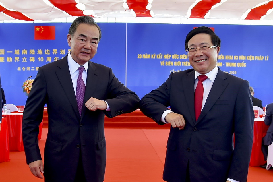 Phó Thủ tướng, Bộ trưởng Ngoại giao Phạm Bình Minh với Ủy viên Quốc vụ, Bộ trưởng Bộ Ngoại giao Trung Quốc Vương Nghị tại Lễ kỷ niệm. (Ảnh: TTXVN)