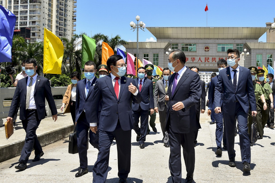  Phó Thủ tướng, Bộ trưởng Ngoại giao Phạm Bình Minh đón Bộ trưởng Ngoại giao Trung Quốc Vương Nghị tại vạch phân quản cầu Bắc Luân I, sang phía Việt Nam. (Ảnh: TTXVN)