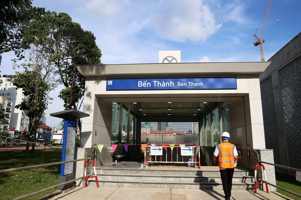 Cửa lên xuống số 1 ga ngầm Bến Thành tuyến metro số 1. (Ảnh: Hồng Đạt/TTXVN)