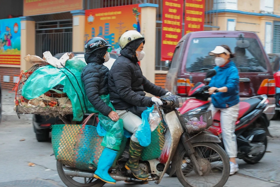 Giá rét khiến cuộc sống mưu sinh ngoài trời của người lao động vất vả hơn. (Ảnh: Hoàng Hiếu/TTXVN)