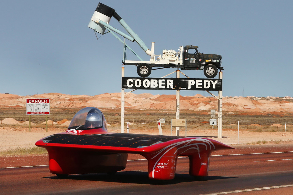 Các mẫu ôtô chạy bằng năng lượng Mặt Trời tham gia cuộc đua. (Nguồn: AFP/TTXVN)