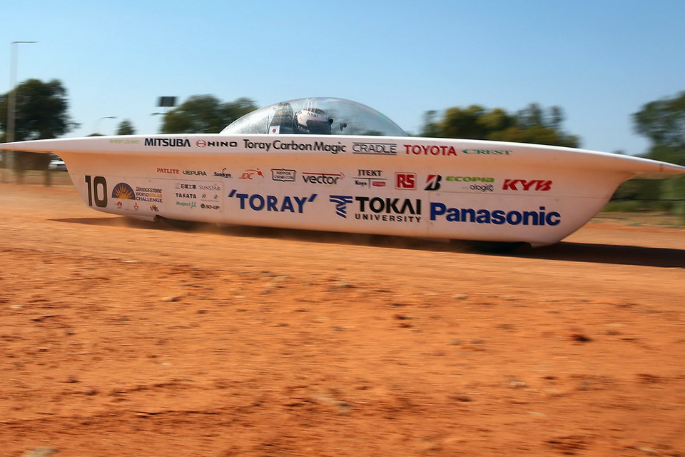 Các mẫu ôtô chạy bằng năng lượng Mặt Trời tham gia cuộc đua. (Nguồn: AFP/TTXVN)