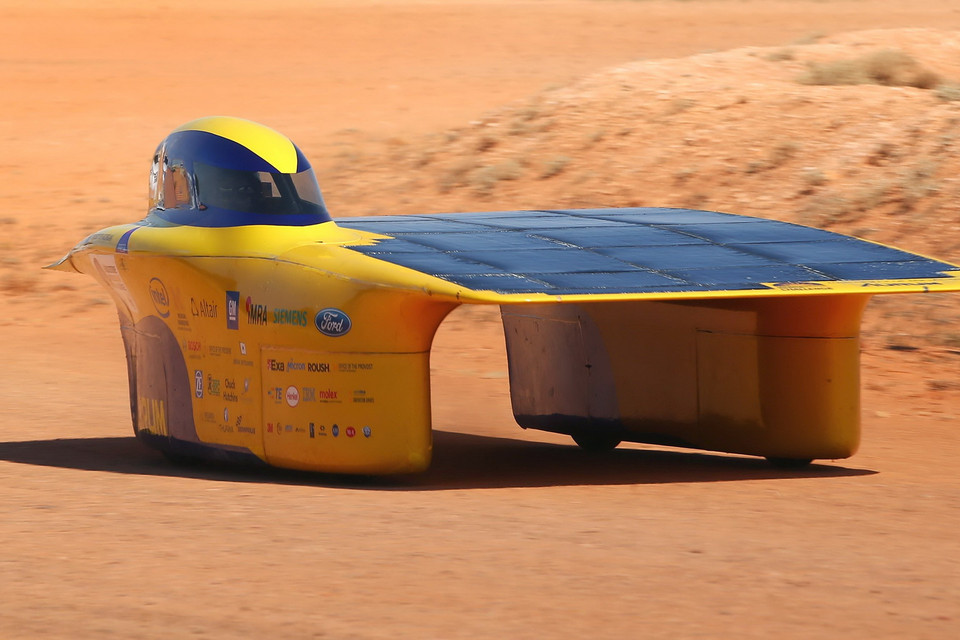 Các mẫu ôtô chạy bằng năng lượng Mặt Trời tham gia cuộc đua. (Nguồn: AFP/TTXVN)