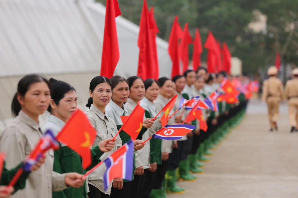 Công ty VinEco thuộc Tập đoàn Vingroup chuyên sản xuất nông sản theo tiêu chuẩn VietGAP và đang chuyển dần sang tiêu chuẩn Global GAP. Hình ảnh công nhân của VinEco chờ đón đoàn Triều Tiên. (Ảnh: Minh Sơn/Vietnam+)