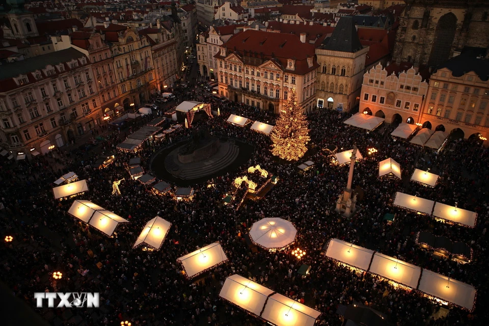 Người dân thăm chợ Giáng sinh tại Praha, Cộng hòa Séc. (Ảnh: THX/TTXVN)