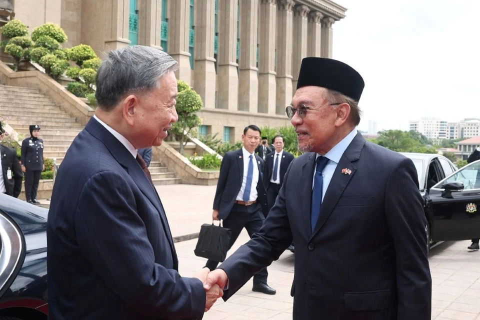 Thủ tướng Malaysia Anwar Ibrahim đón Tổng Bí thư Tô Lâm. (Ảnh: Thống Nhất/TTXVN)