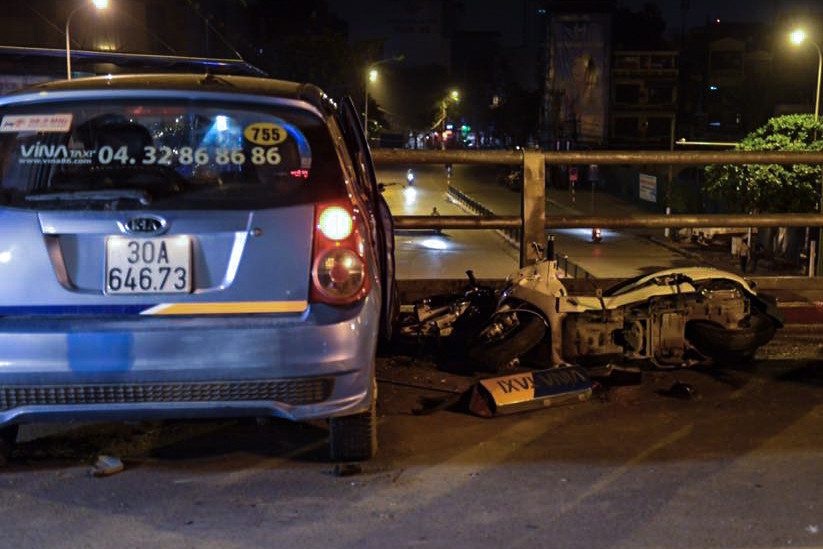 Tài xế taxi sau đó đã nhảy từ cầu xuống khiến anh bị thương nặng phải đưa đi cấp cứu. (Ảnh: Minh Sơn/Vietnam+)