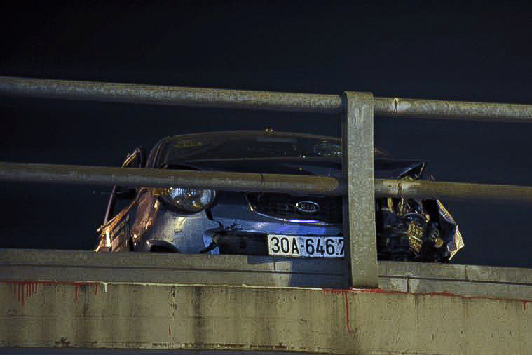 Một nhân chứng cho biết đã có màn rượt đuổi khá nguy hiểm giữa chiếc taxi này và một xe ô tô khác khiến tai nạn xảy ra. (Ảnh: Minh Sơn/Vietnam+)