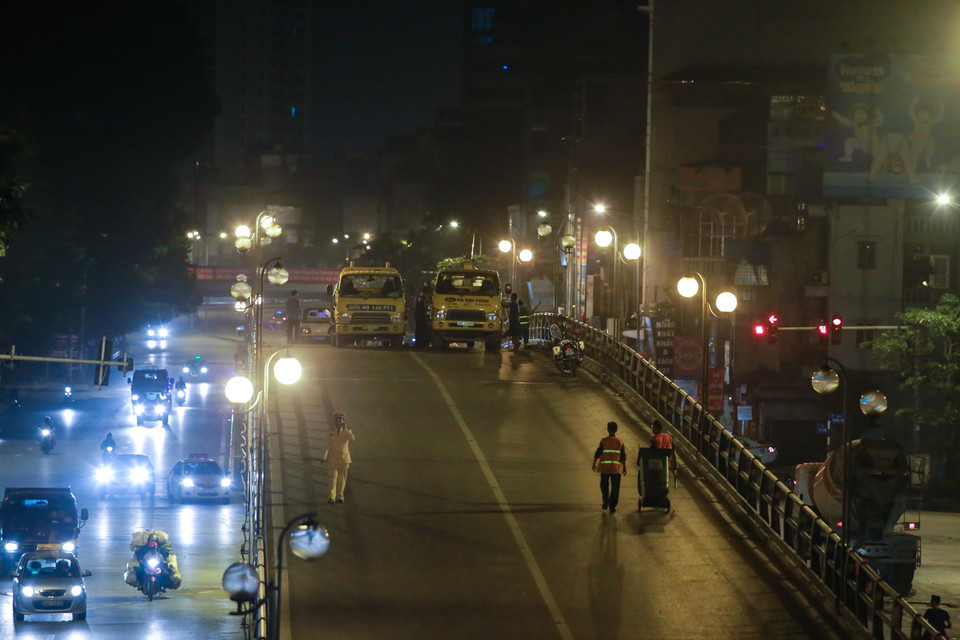 Lực lượng chức năng đã cấm các phương tiện lưu thông qua cầu vượt cho đến khi dọn dẹp xong hiện trường. (Ảnh: Minh Sơn/Vietnam+)