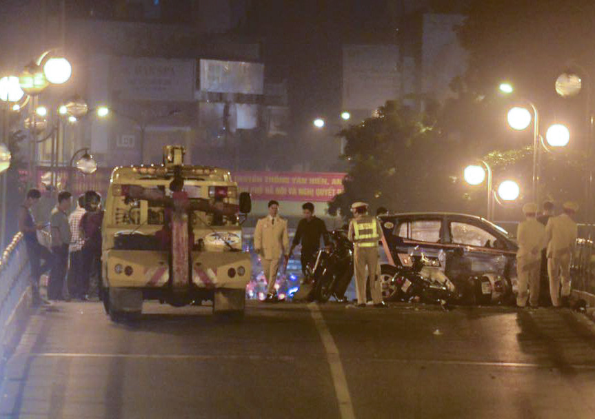 Lực lượng chức năng ngay sau đó đã có mặt phong tỏa hiện trường. (Ảnh: Minh Sơn/Vietnam+)